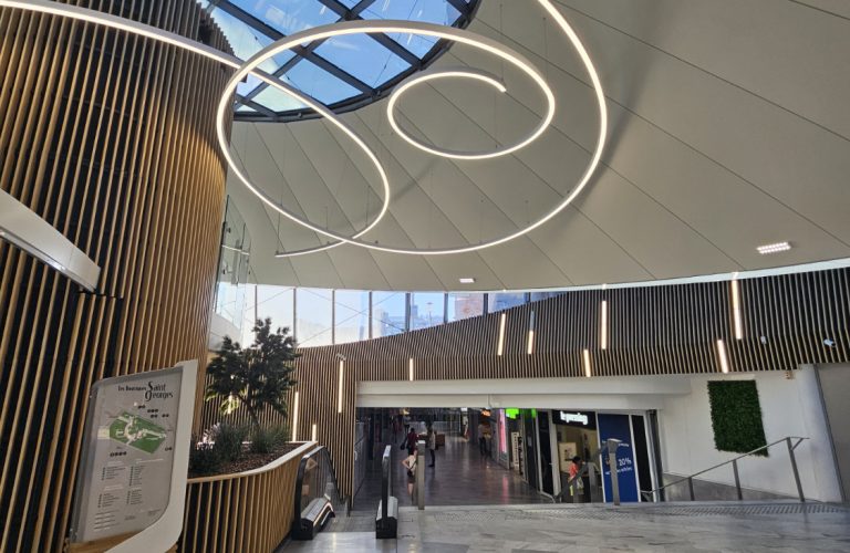 lustre entrée d'un centre commercial fait avec des rubans led courbes