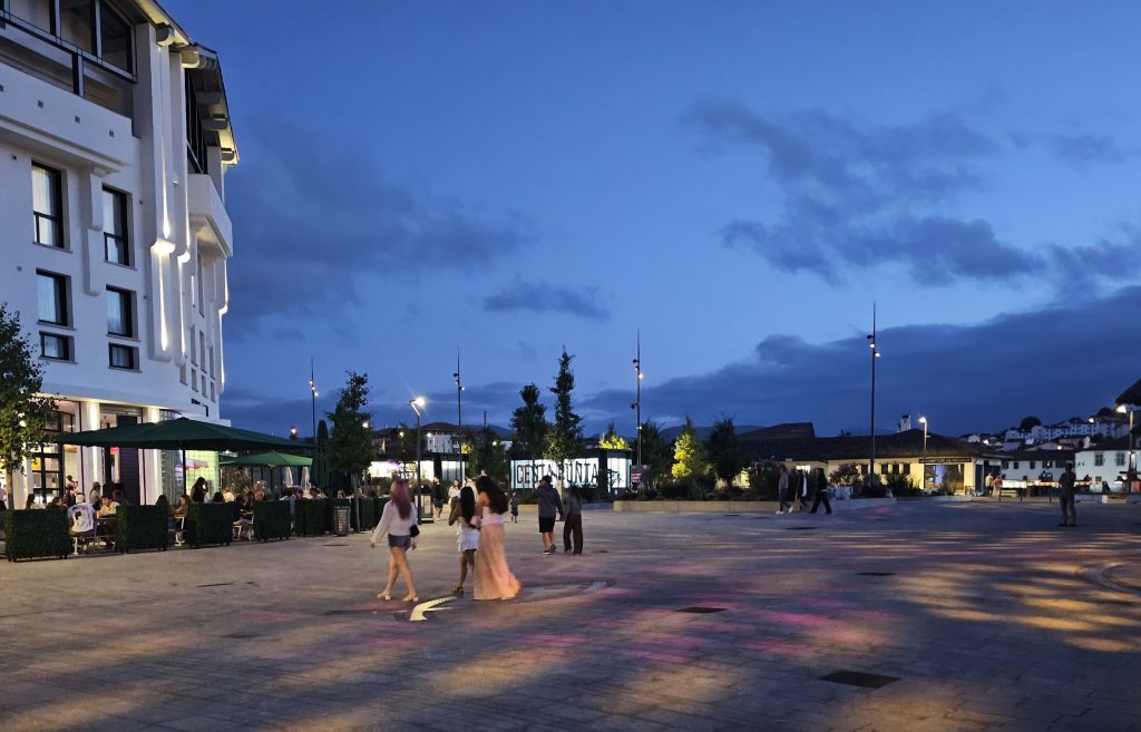 place foch de nuit à saint jean de luz avec effets lumières au sol colorés