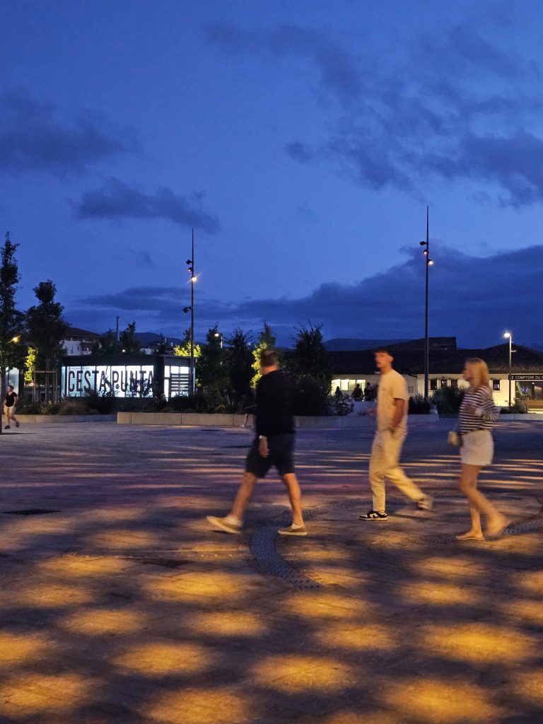 éclairage public d'une place avec effets de lumières colorés en tons chauds