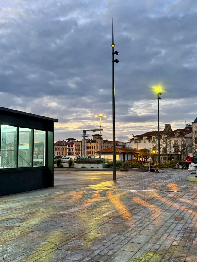 mats d'éclairage sur l'îlot foch à saint-jean de Luz