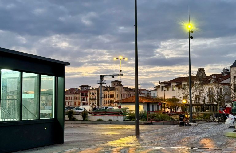 mats d'éclairage sur l'îlot foch à saint-jean de Luz