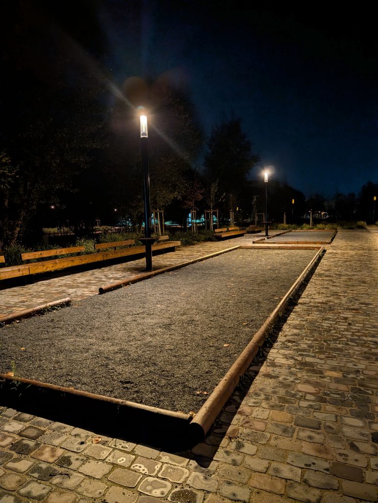 éclairage de terrains de pétanque avec colonnes lumineuses dans un parc