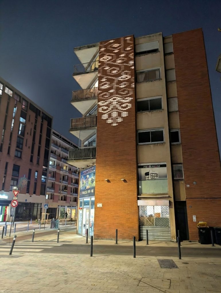 projection d'image d'artiste sur une façade