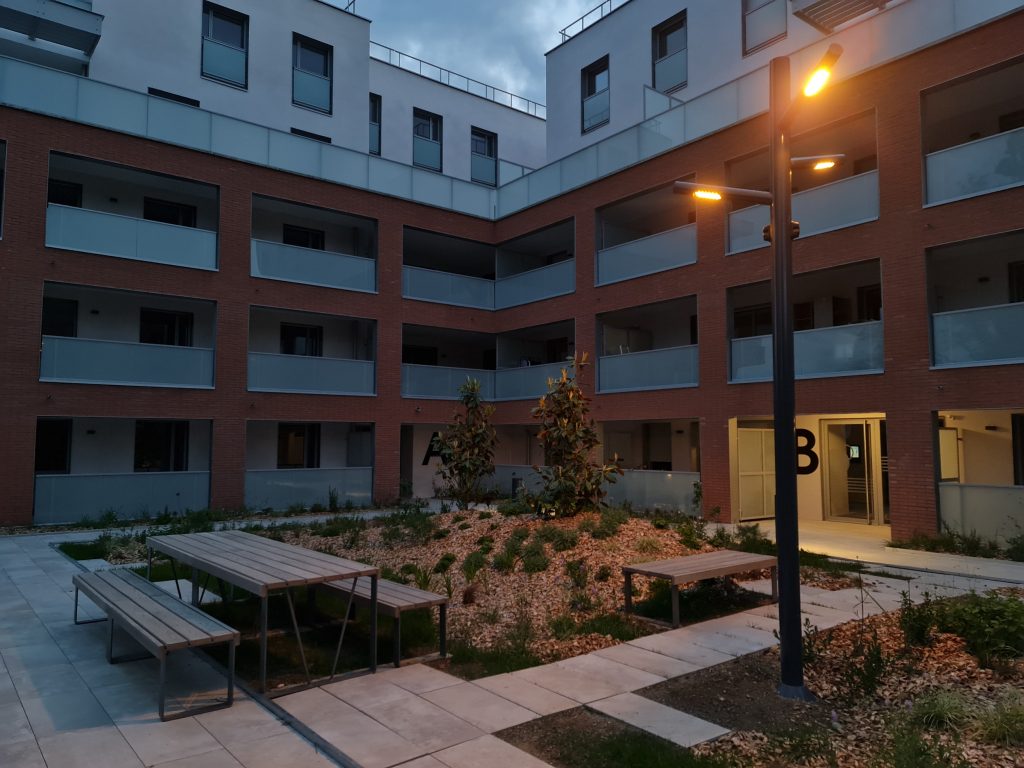 urbis-ariane-mat mat d'éclairage lumière chaude dans une résidence avec des tables